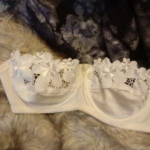 White strapless flower cut bra